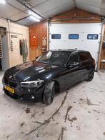 BMW  118i 136pk Aut2019*MPAKKET*PANO*DAK*LED*LEDER*NAVI*VOL!, Auto's, 65 €/maand, 1295 kg, Zwart, Origineel Nederlands