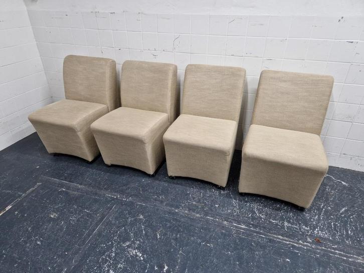 4 eetkamerstoelen in beige stof met wielen en handgreep, Huis en Inrichting, Stoelen, Gebruikt, Vier, Stof, Overige kleuren, Ophalen