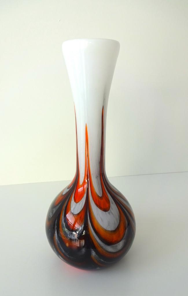 Glazen vaas wit opaline met oranje en zwart Florence 2865-g, Antiek en Kunst, Antiek | Glas en Kristal, Ophalen of Verzenden