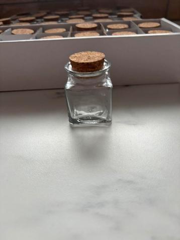 Kleine glazen vierkante potjes met kurk beschikbaar voor biedingen
