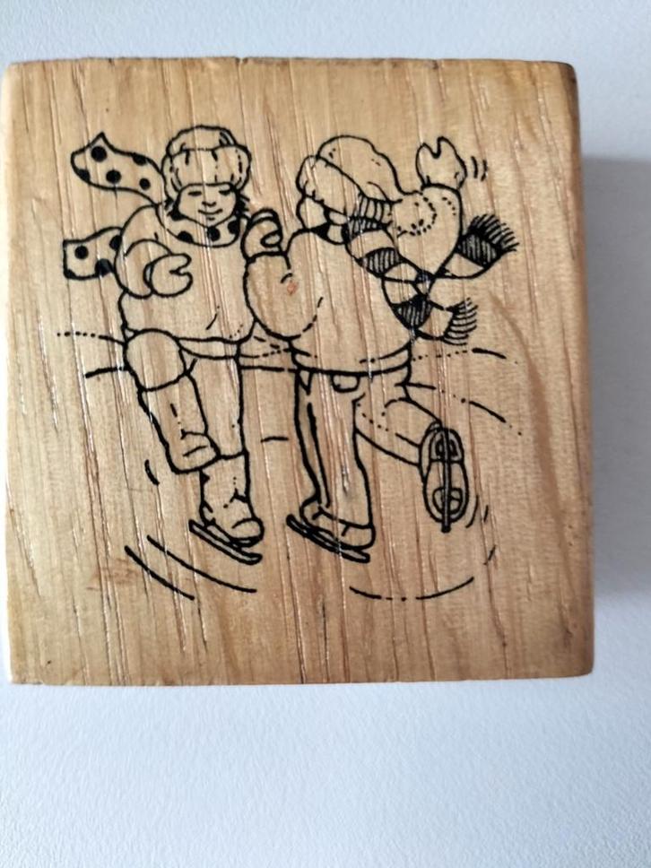 Houten Stempel - Schaatsende Kinderen, Hobby en Vrije tijd, Stempelen, Gebruikt, Houten stempel, Ophalen