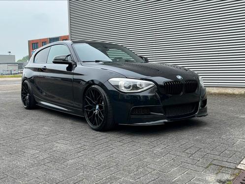 BMW M135i/ full M performance/ R19 / HARMAN KARDON, Auto's, BMW, Particulier, Benzine, Hatchback, Automaat, Zwart, Zwart, Achterwielaandrijving