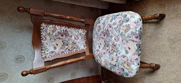 4 antieke stoelen. Recent bekleed. In nieuwstaat beschikbaar voor biedingen