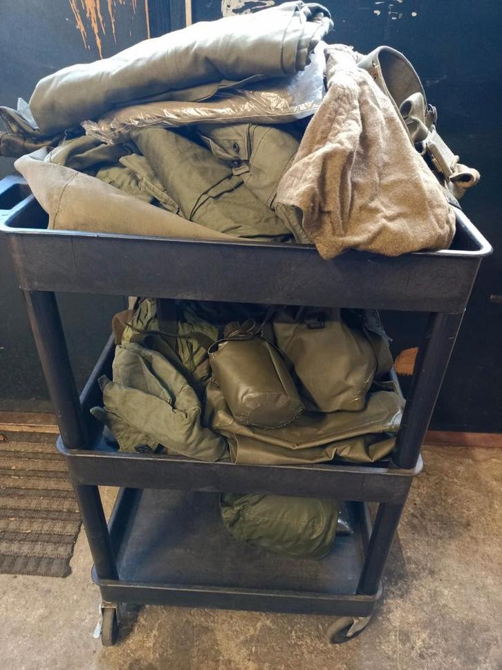 Plunjezak met militaire kleding & accesoires, Verzamelen, Militaria | Algemeen, Landmacht, Kleding of Schoenen, Nederland, Ophalen
