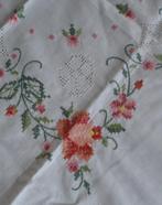 Vintage rond geborduurd tafelkleed - Roosjes, Huis en Inrichting, Tafelkleden, Ophalen of Verzenden, Zo goed als nieuw, Rechthoek