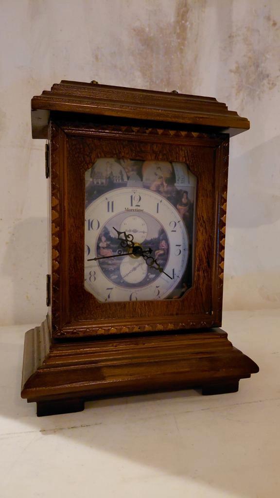 Antieke Tafelklok - Moretime, Antiek en Kunst, Antiek | Klokken, Ophalen of Verzenden