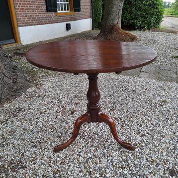 Engelse tilt top tafel, 18e eeuw. beschikbaar voor biedingen