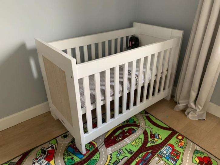 Complete babykamerset - Ledikant, commode, kast, wandplank, Kinderen en Baby's, Kinderkamer | Complete kinderkamers, Zo goed als nieuw