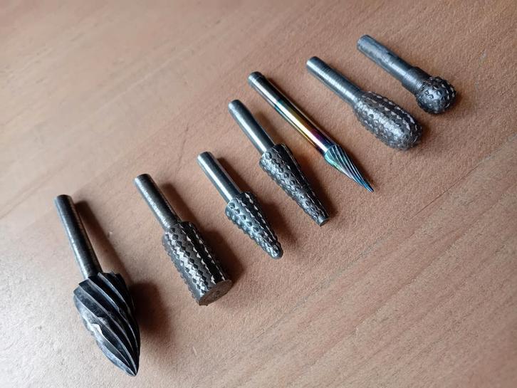 Set van stiftfrezen, boor- en raspgereedschap, Doe-het-zelf en Verbouw, Gereedschap | Machine-onderdelen en Toebehoren, Zo goed als nieuw