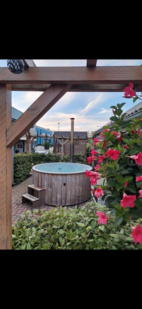 Super fijne  Hottub met Bubbels Elektrisch en houtgestookt, Tuin en Terras, Bubbelbaden en Hottubs, Gebruikt, Vast, Afdekzeil