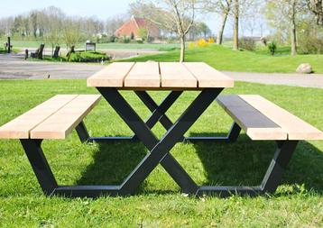 Degelijke picknicktafel met verzinkt onderstel –Douglas hout beschikbaar voor biedingen