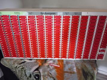 naaigarenkast met of zonder klossen garen beschikbaar voor biedingen