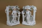 Stel biscuit porseleinen beelden man en vrouw in prieel, Antiek en Kunst, Ophalen of Verzenden