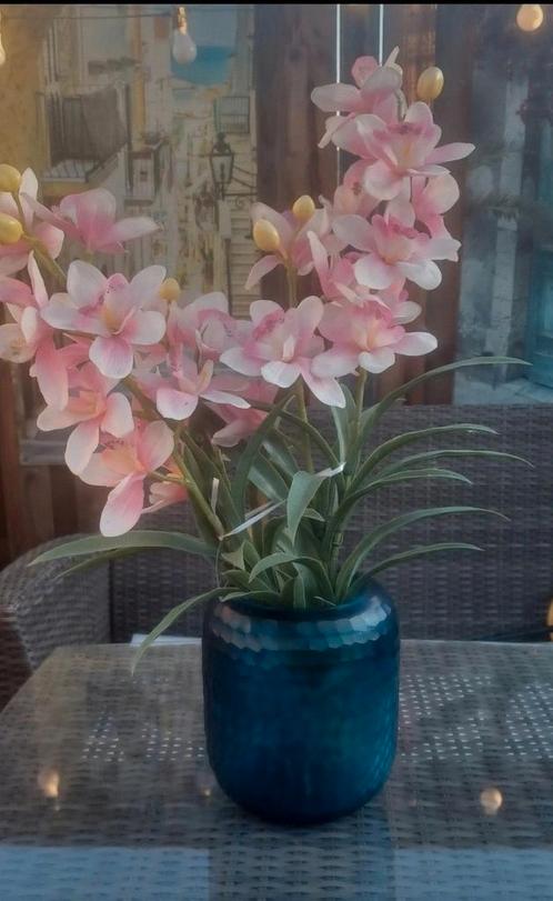 Trend setter gesneden glas vaas
in prachtig azuur blauw., Huis en Inrichting, Woonaccessoires | Vazen, Zo goed als nieuw, Blauw