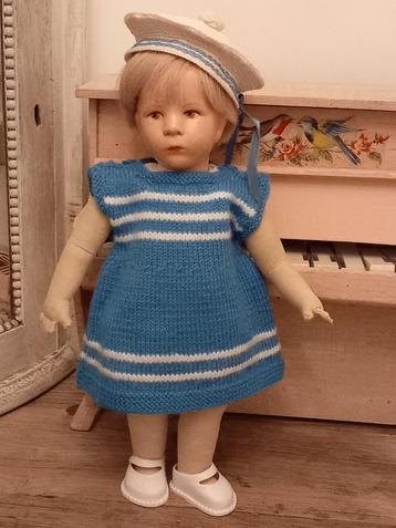 Vintage wollen poppen jurkje met baret, jaren 50 beschikbaar voor biedingen