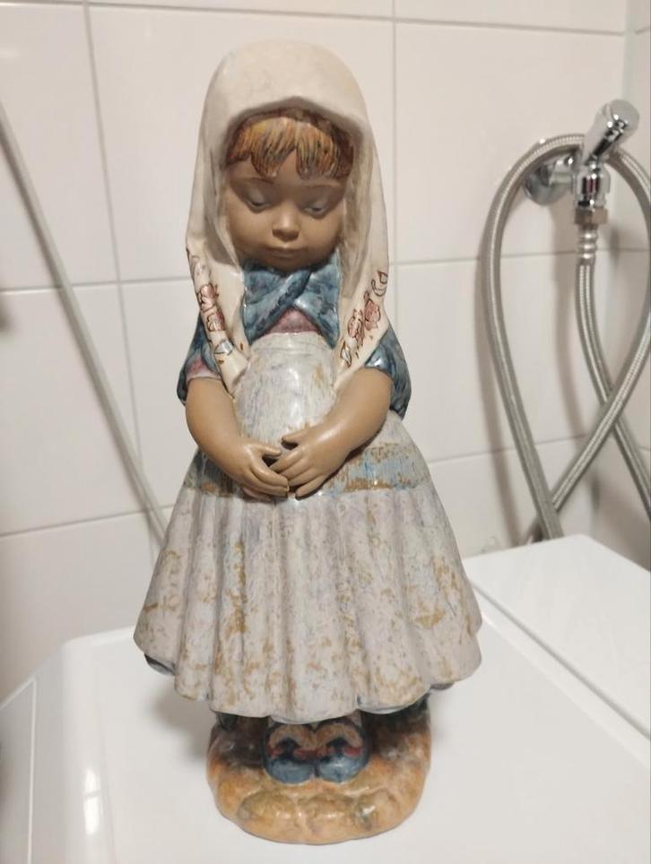 Lladro in gres "Little girl with scarf" Missy no.4951, Verzamelen, Beelden en Beeldjes, Ophalen of Verzenden