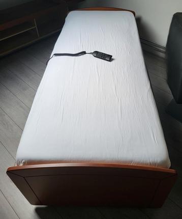 Bed 1 persoons met elektrische lattenbodem verstelbaar hout beschikbaar voor biedingen