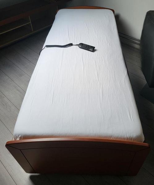 Bed 1 persoons met elektrische lattenbodem verstelbaar hout, Huis en Inrichting, Slaapkamer | Bedden, Zo goed als nieuw, Eenpersoons