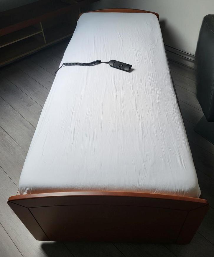 Bed 1 persoons met elektrische lattenbodem verstelbaar hout, Huis en Inrichting, Slaapkamer | Bedden, Zo goed als nieuw, Eenpersoons