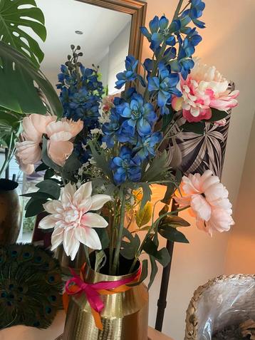 Gouden Vaas met Kunstbloemen boeket beschikbaar voor biedingen