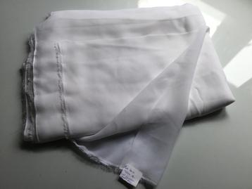 Witte voile-achtige stof (4m) beschikbaar voor biedingen