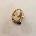 Vintage 14 karaats gouden ring met grote Camee bewerkt, 18 tot 19, Ophalen of Verzenden, Zo goed als nieuw, Dame
