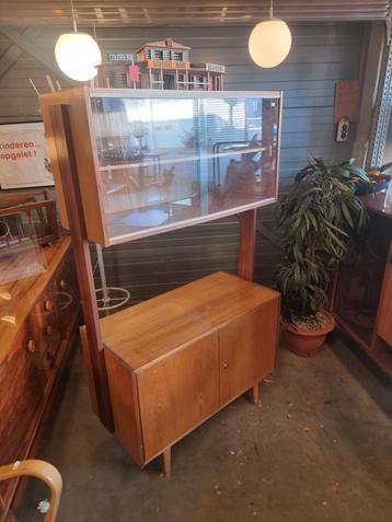 Vintage wandkast met vitrine jaren 60 beschikbaar voor biedingen