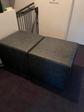 2 Kunstleren Poefen 70x70x70 beschikbaar voor biedingen