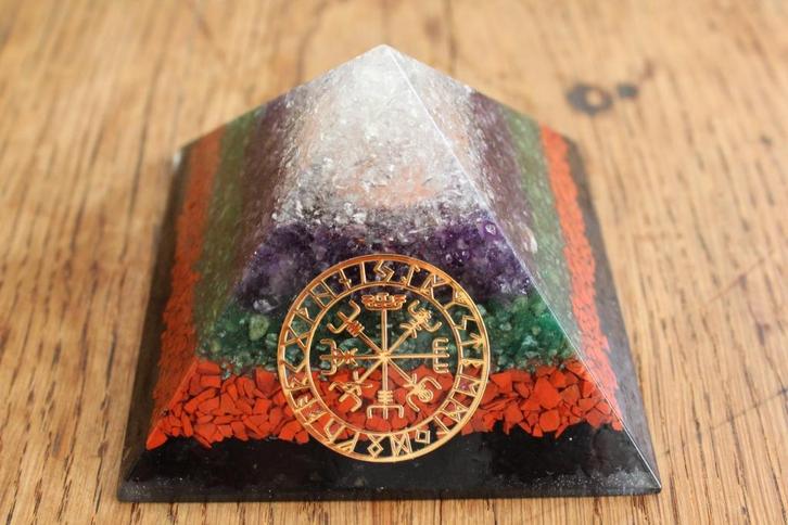 Orgonite piramide met Rode Jaspis, Vegvísir en meer, Sieraden, Tassen en Uiterlijk, Edelstenen, Nieuw, Ophalen of Verzenden