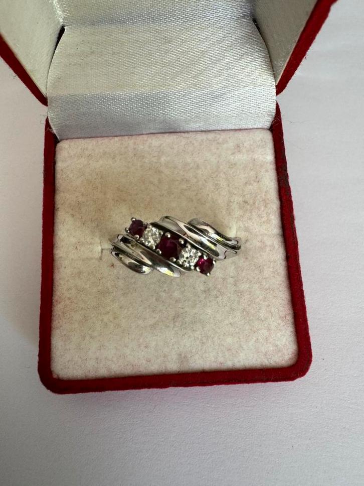 14 KRT.WIT GOUDEN RING MET DIAMANTEN EN ROBIJNEN, Sieraden, Tassen en Uiterlijk, Ringen, Zo goed als nieuw, Dame, 17 tot 18, Wit