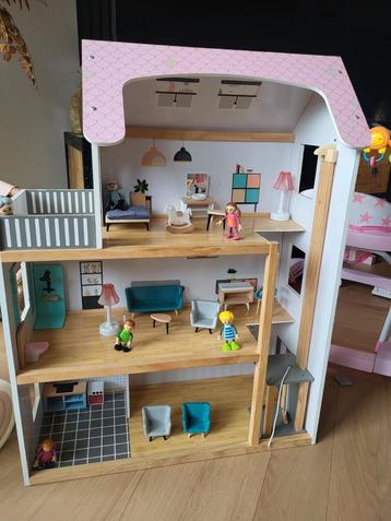 Poppenhuis met accessoires. beschikbaar voor biedingen