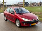 Peugeot 206 1.6 16V Gentry 5D AUT 2002 Rood APK 12-2025, 4 cilinders, 1039 kg, Leder en Stof, Overige kleuren