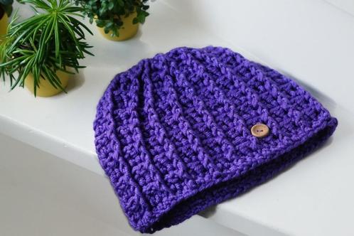Gehaakte muts voor een meisje (circa 10+), lila,, Kinderen en Baby's, Kinderkleding | Mutsen, Sjaals en Handschoenen, Nieuw, Muts