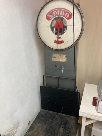 Vintage industriele weegschaal tot 300KG beschikbaar voor biedingen