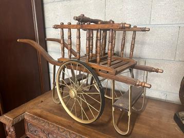 Antieke poppenwagen beschikbaar voor biedingen