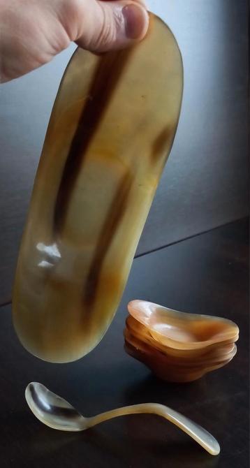 Set kommen of schalen met lepel met een unieke,elegante vorm beschikbaar voor biedingen