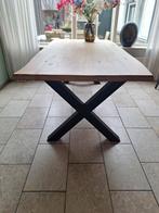 Eikenhouten boomstamtafel met zwart metalen X-onderstel, Huis en Inrichting, Tafels | Eettafels, Ophalen, Gebruikt, 200 cm of meer