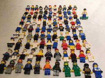 100 popjes van lego. 75 euro beschikbaar voor biedingen