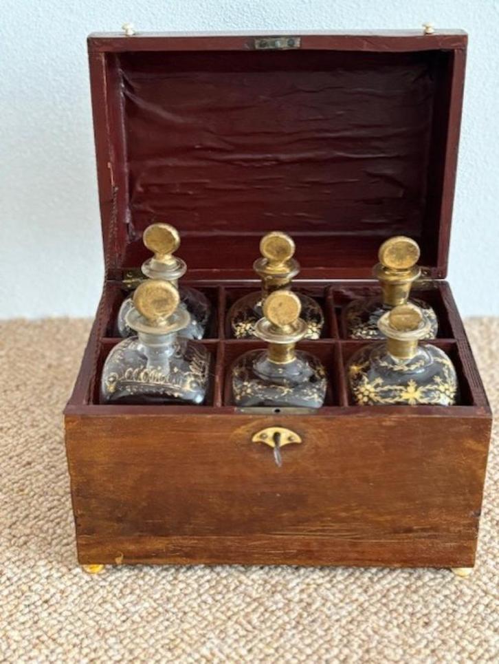 LIKEURKELDER met 6 KARAFFEN, Antiek en Kunst, Antiek | Glas en Kristal, Ophalen of Verzenden