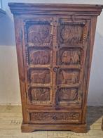 Een oud vintage kastje met houtsnijwerk deuren, Ophalen