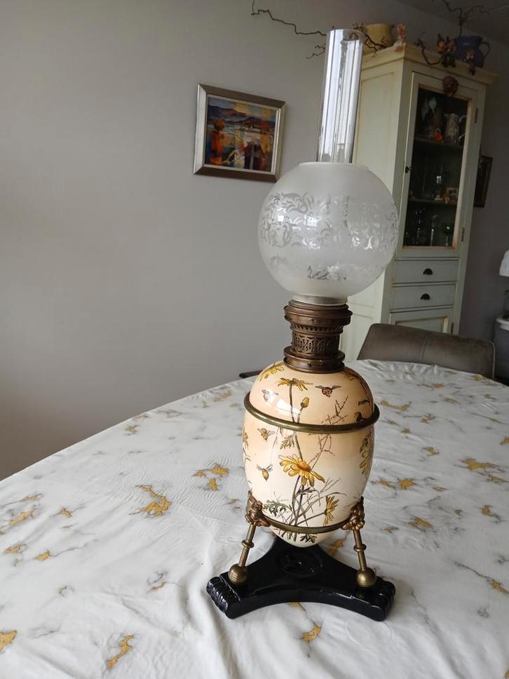 Antieke olielamp met bloemmotief, Antiek en Kunst, Antiek | Lampen, Ophalen of Verzenden