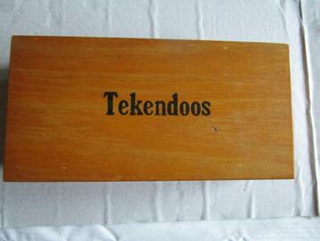 2 x Tekendoos met inhoud en V&D potloden en Tutti Frutti beschikbaar voor biedingen