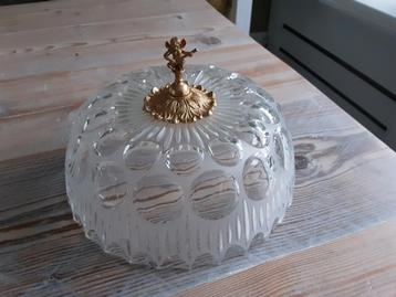 Mooie zeldzame bewerkte glazen stolp met goudkleurige engel. beschikbaar voor biedingen