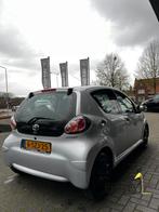 Toyota Aygo 1.0 VVT-i Now / apk 1-2027, Auto's, Toyota, Voorwielaandrijving, Euro 5, Gebruikt, 4 stoelen