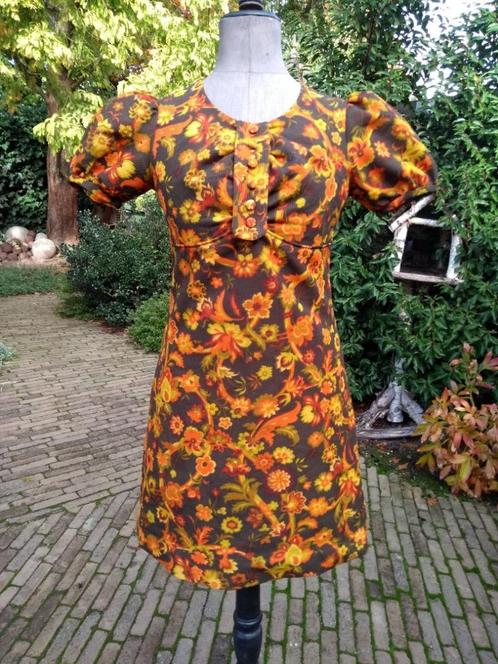 Vintage jurkje met pofmouwtjes oranje bruin geel bloem Mt S, Kleding | Dames, Jurken, Zo goed als nieuw, Maat 36 (S), Oranje, Ophalen of Verzenden