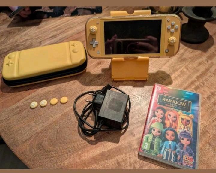 Nintendo Switch Lite in het geel, inclusief diverse accessoi, Spelcomputers en Games, Spelcomputers | Nintendo Switch Lite, Zo goed als nieuw