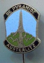 Pyramide Austerlitz email op zilverkleurig speldje ( U_131 ), Verzamelen, Speldjes, Pins en Buttons, Verzenden, Nieuw, Stad of Land