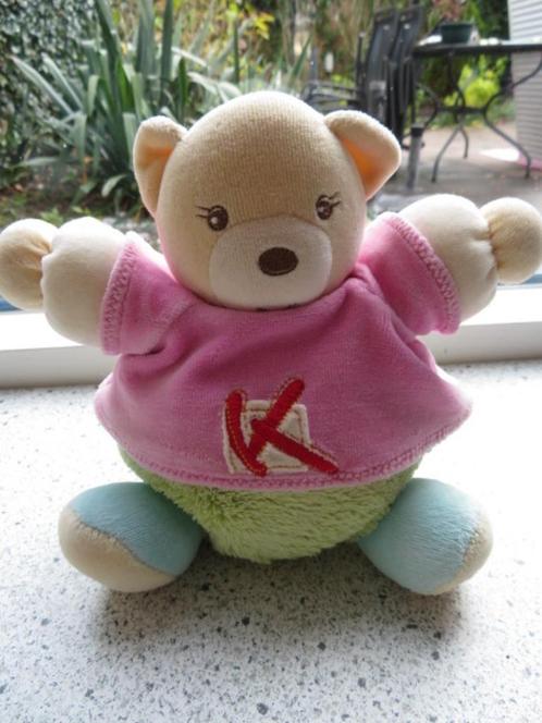 Beer merk Kaloo roze shirt met letter K meet ca 20 cm, Kinderen en Baby's, Speelgoed | Knuffels en Pluche, Zo goed als nieuw, Beer