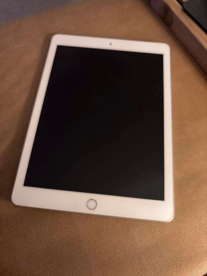 Apple iPad Wi-Fi 32GB Grijs (A1893) 6th gren, Computers en Software, Apple iPads, Gebruikt, Apple iPad, Wi-Fi, 9 inch, 32 GB, Zilver