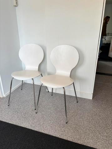 Twee witte stoeltjes